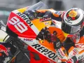 Jorge Lorenzo se retira. El piloto de MotoGP con el número 99, enfundado en su mono Repsol Honda, se inclina en la curva.