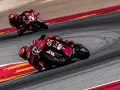 Dos pilotos de superbikes en sus motos rojas toman una curva cerrada. ¡No te pierdas el horario superbikes hoy en Teledeporte!