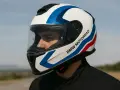 Casco de moto BMW Motorrad con diseño tricolor, listo para rodar con los modelos de motos BMW.