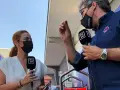 Entrevista a Juan Martínez sobre MotoGP. Dos periodistas con mascarillas sostienen micrófonos de DAZN.