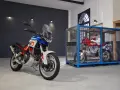 Dos motos Aprilia, una lista para la aventura y otra enjaulada, evocan el espíritu del Dakar.