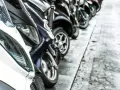 Una fila de motos aparcadas en la acera. Se puede aparcar la moto en la acera, facilitando el tránsito peatonal.