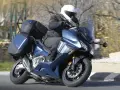 Motociclista en Honda Forza 750 azul con maletas, ideal para viajes. Conoce su honda forza 750 ficha técnica.