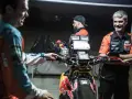 Jordi Viladoms, con su equipo, prepara la moto para la carrera.