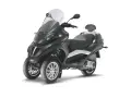 Elegante moto con dos ruedas delanteras, parabrisas alto y asiento doble.