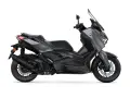 Scooter Yamaha XMAX gris oscuro. Con una moto de 125 se puede ir por autopista, ideal para viajes urbanos y escapadas.