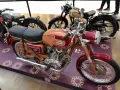 Exhibición de las mejores motos clásicas: una Ducati 250 de color naranja y burdeos, junto a otras joyas vintage.