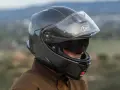 Hombre con casco touring silencioso, listo para un viaje tranquilo.