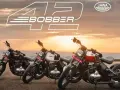 Tres motos Jawa 42 Bobber en diferentes colores, con el logo de Jawa y el nombre del modelo en el cielo al atardecer.
