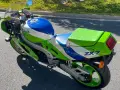 Kawasaki ZX7 Ninja, un clásico deportivo con diseño en verde, blanco y azul. ¡Lista para la carretera!