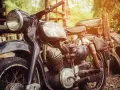 Moto clásica en un entorno rústico. ¿Cuánto cuesta dar de alta una moto sin papeles?