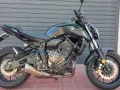 Moto Yamaha negra, ideal para tus consejos para comprar una moto de segunda mano. Revisa su motor y detalles.