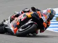 Dani Pedrosa en plena acción, inclinado en una curva con su moto KTM. Su actualidad en las pistas sigue siendo impresionante.
