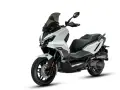 Scooter blanco moderno, ideal para saber como vender una moto. Diseño deportivo con parabrisas ahumado y llantas robustas.