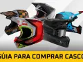 Varios cascos de moto de alta gama, incluyendo un casco moto caro negro con detalles de carbono, listos para la aventura.