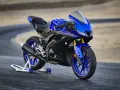Moto deportiva azul, la moto 125 más rápida, lista para la pista.