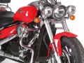 Detalle frontal de una Suzuki Intruder 800 en rojo brillante, con su **suzuki intruder 800 ficha técnica** visible en el guardabarros.