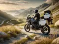 Motociclista en un trail baja cilindrada, con alforjas, recorriendo un camino sinuoso entre montañas al atardecer.