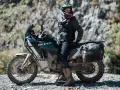 Motociclista con chaqueta REV'IT! y equipo de aventura, listo para aprender como lavar chaqueta de moto después de un viaje polvoriento.