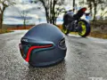 Casco negro mate con luces traseras rojas, listo para la aventura. Los mejores cascos de seguridad para tu moto.