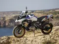 Moto BMW lista para aventuras en trail asfalticas, con vistas al mar y acantilados.