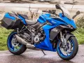 Suzuki azul lista para viajar. Estas motos sport turismo, con sus maletas integradas, invitan a la aventura en cualquier camino.