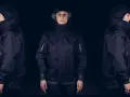 Tres vistas de una mujer con una chaqueta moto miline negra, con capucha y detalles técnicos.