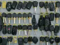 Un duplicado llave moto puede ser útil. Aquí hay muchas llaves de moto y coche colgadas.