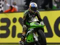 Kenan Sofuoğlu cruza la meta en su Kawasaki Ninja, con la bandera a cuadros ondeando.