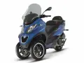 Azul brillante, una de las motos de tres ruedas más modernas y elegantes, lista para la aventura.