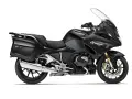 Moto BMW negra con maletas, ideal para aventuras y escapadas. Perfecta para motos para viajar en pareja.