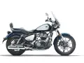 Royal Enfield Super Meteor 650: opiniones sobre su diseño cruiser azul y cromado, con asiento cómodo y parabrisas.