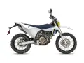 Motocicleta blanca y azul lista para la aventura, una verdadera máquina enduro pro con llantas todoterreno.