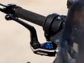 Manillar de moto con puño negro y maneta de freno negra ajustable. Ideal para cambiar puños moto y mejorar el control.