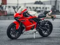 Deportiva Kove 450 RR roja y blanca, lista para la pista.