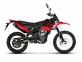 Moto roja y negra, estilo supermotard, ideal para explorar diferentes tipos de motos 125.