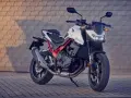 Honda Hornet 750: detalles de su ficha técnica en esta moto deportiva blanca y roja.