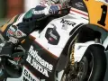 Eddie Lawson compite en una moto Honda NSR con el número 1.