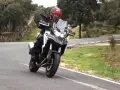 Motociclista prueba la Benelli TRK 702 X en carretera. Opiniones sobre su rendimiento y diseño.