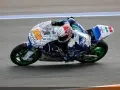 Alex Mariñelarena inclinado en su moto de carreras, con el número 26 y el logo de Avintia, compitiendo en la pista.
