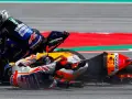 Jorge Lorenzo sufre una caída con su Honda en plena carrera. El piloto y su moto yacen en el asfalto.