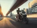 Hombre en moto moderna, ideal para **motos para principiantes**, circulando por una autopista urbana al atardecer.