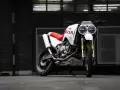 Honda Africa Twin Dakar lista para la aventura. Moto blanca y roja con doble faro y neumáticos todoterreno.