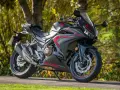 Honda CBR500R negra y roja, con detalles deportivos. Su peso es ideal para maniobrar con agilidad.