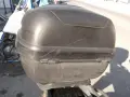 Baúl negro de moto, con marcas de uso. ¿Será que alguien pensó en pintar el baúl de la moto para darle un nuevo look?