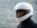Hombre con casco blanco Shoei NXR 2. Su peso es ideal para largas rutas.