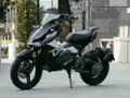 Moto eléctrica negra, diseño futurista, la mejor 125 para la ciudad.