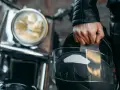 Motociclista con casco, listo para dar de baja una moto sin llevarlo al desguace.