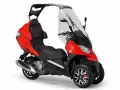 Moto 3 ruedas con techo, parabrisas y asiento doble, en color rojo brillante.