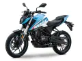 Una moto 125 china, con diseño deportivo en blanco y azul, lista para la aventura urbana.